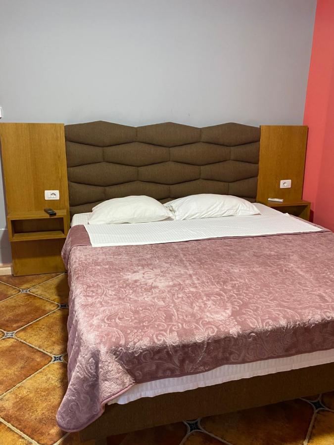 Pilo Lala Hotel Lushnjë Extérieur photo